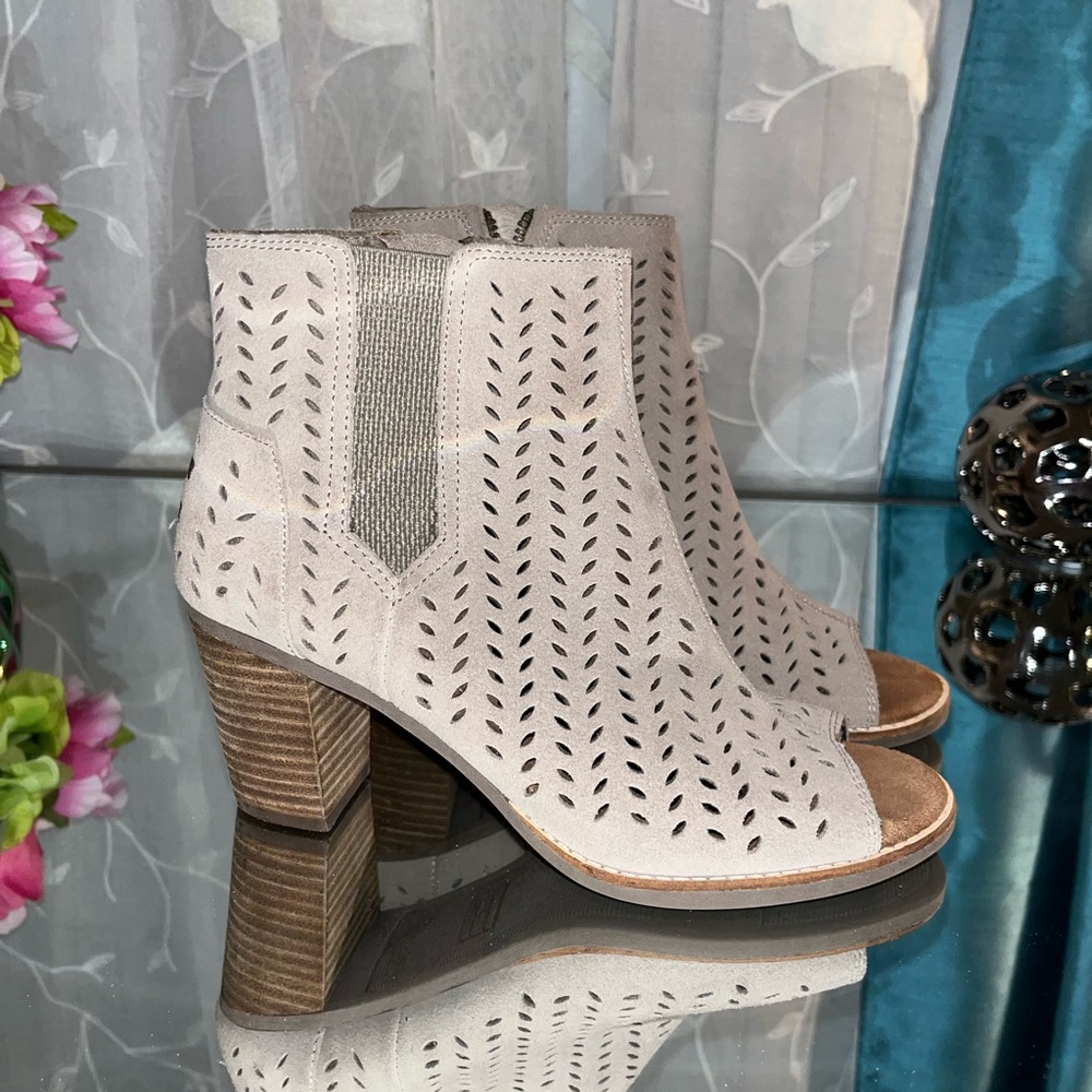 Toms Suede Perforated Booties Sz 8